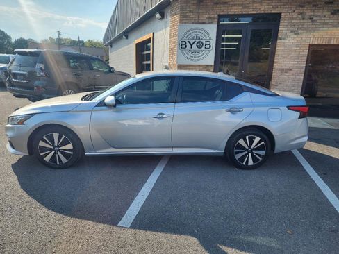 Used 2021 Nissan Altima 2.5 SV image 2