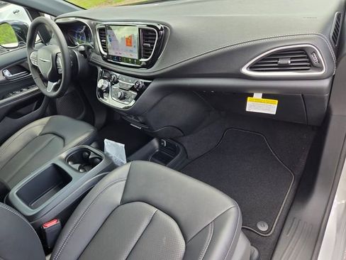 New 2026 Chrysler Pacifica Select image 15
