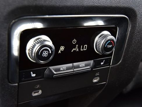 Used 2022 GMC Yukon XL SLT w/ SLT Premium Package AWD/4WD image 28