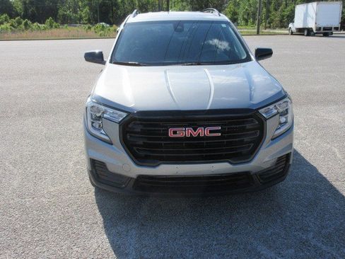 Used 2023 GMC Terrain SLE w/ Driver Convenience Package FWD image 3