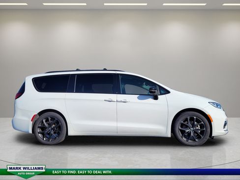 Used 2025 Chrysler Pacifica Limited FWD image 2