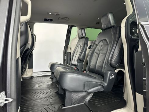 Used 2017 Chrysler Pacifica Touring-L image 28