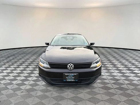 Used 2011 Volkswagen Jetta SE FWD image 2