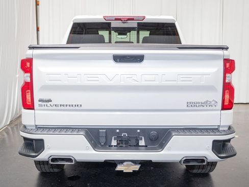 Used 2022 Chevrolet Silverado 1500 High Country w/ High Country Premium Package AWD/4WD image 3