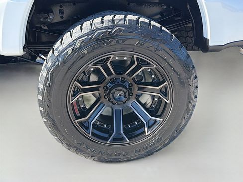 Used 2022 Ford F250 Lariat w/ Black Appearance Package image 39