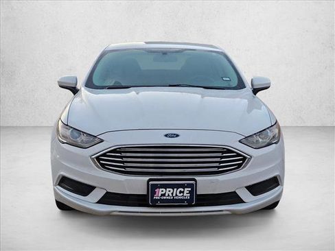 Used 2017 Ford Fusion SE w/ Fusion SE Technology Package image 2
