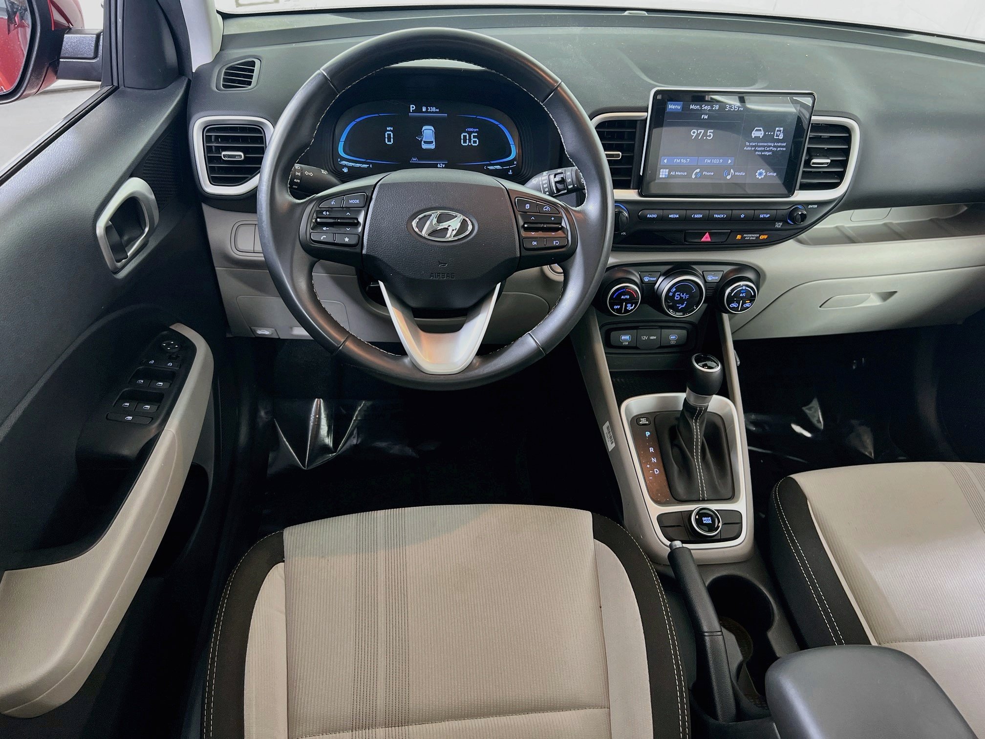 Used 2024 Hyundai Venue SEL FWD image 21