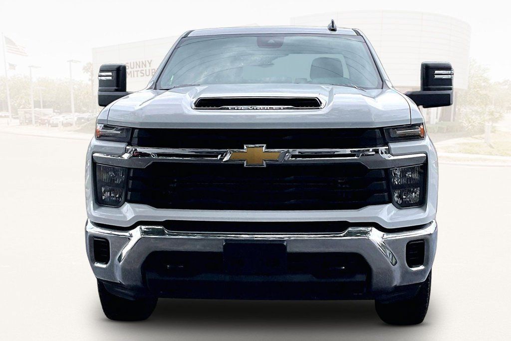 Used 2026 Chevrolet Silverado 3500 LT AWD/4WD image 2
