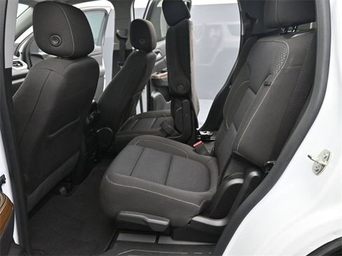 Used 2023 GMC Acadia SLE image 13