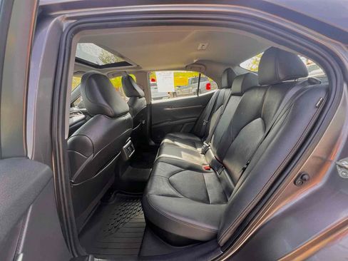 Used 2020 Toyota Camry XLE w/ Sunroof Package image 17
