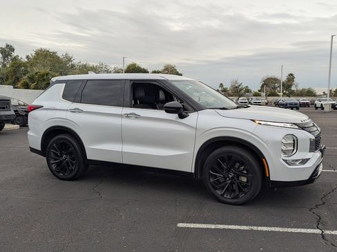 Used 2023 Mitsubishi Outlander SE Black Edition image 8