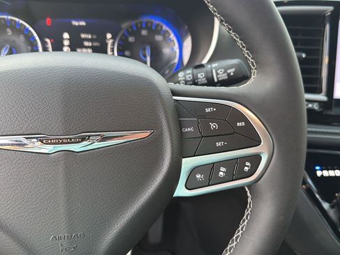 Used 2025 Chrysler Pacifica Select FWD image 20