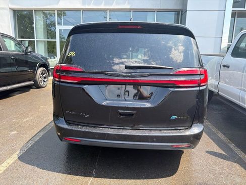 Used 2024 Chrysler Pacifica Limited FWD image 5