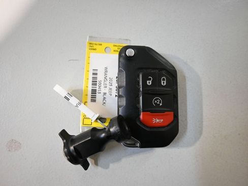 Used 2025 Jeep Wrangler Unlimited Sahara AWD/4WD image 11