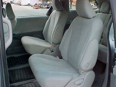 Used 2011 Toyota Sienna w/ Towing Pkg FWD image 16