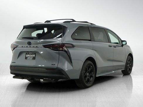 Used 2025 Toyota Sienna XSE image 5