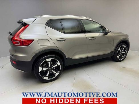 Used 2022 Volvo XC40 T5 Momentum w/ Climate Package image 5