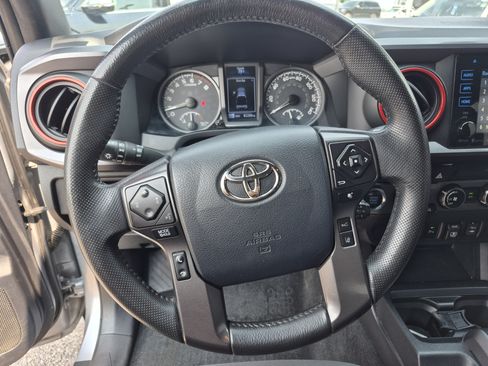 Used 2018 Toyota Tacoma TRD Off-Road w/ Technology Package AWD/4WD image 9