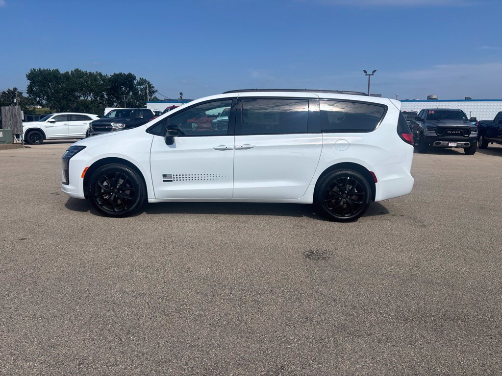 New 2027 Chrysler Pacifica Select AWD/4WD image 2