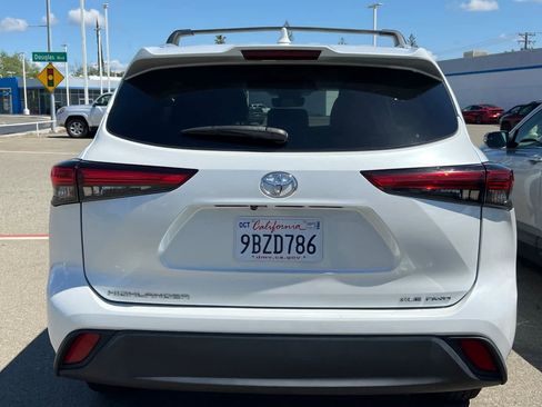 Used 2022 Toyota Highlander XLE AWD/4WD image 5