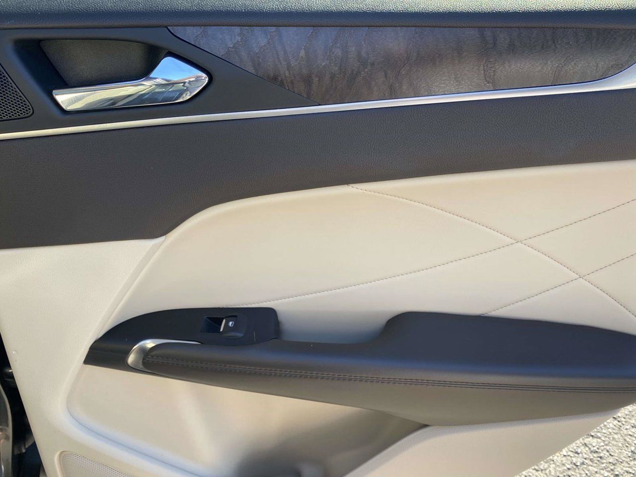 Used 2019 Lincoln MKC Reserve FWD image 16