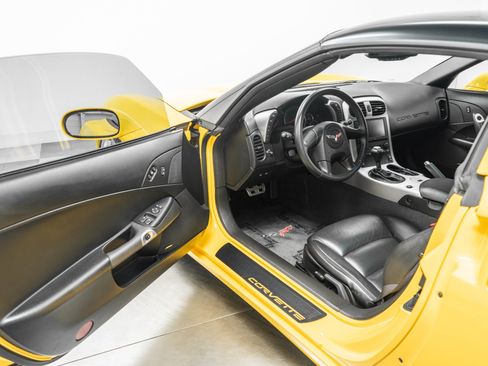 Used 2005 Chevrolet Corvette Coupe w/ Preferred Equipment Group RWD image 22