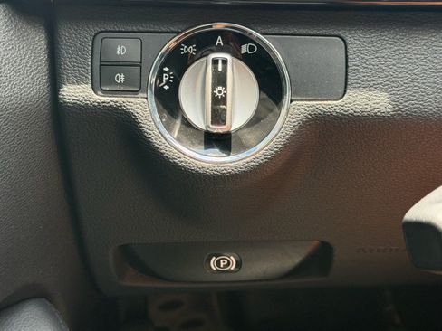 Used 2010 Mercedes-Benz E 350 4MATIC Sedan image 31