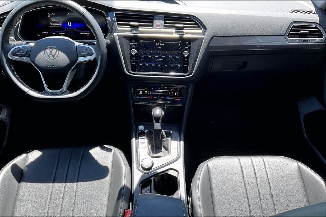 Used 2024 Volkswagen Tiguan SE w/ Panoramic Sunroof Package AWD/4WD image 15