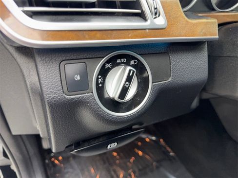 Used 2014 Mercedes-Benz E 350 Sedan image 53