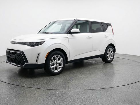 Used 2025 Kia Soul LX w/ LX Technology Package image 3
