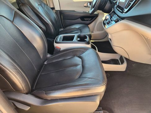 Used 2022 Chrysler Pacifica Touring-L FWD image 14