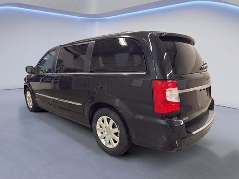 Used 2016 Chrysler Town & Country Touring image 4