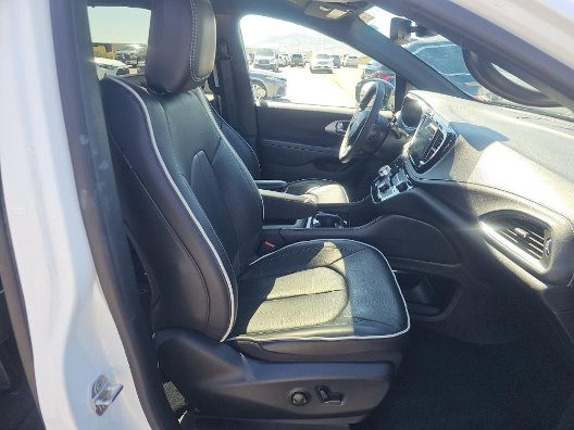 Used 2026 Chrysler Pacifica Limited AWD/4WD image 4