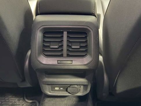 Used 2022 Volkswagen Tiguan SE image 16