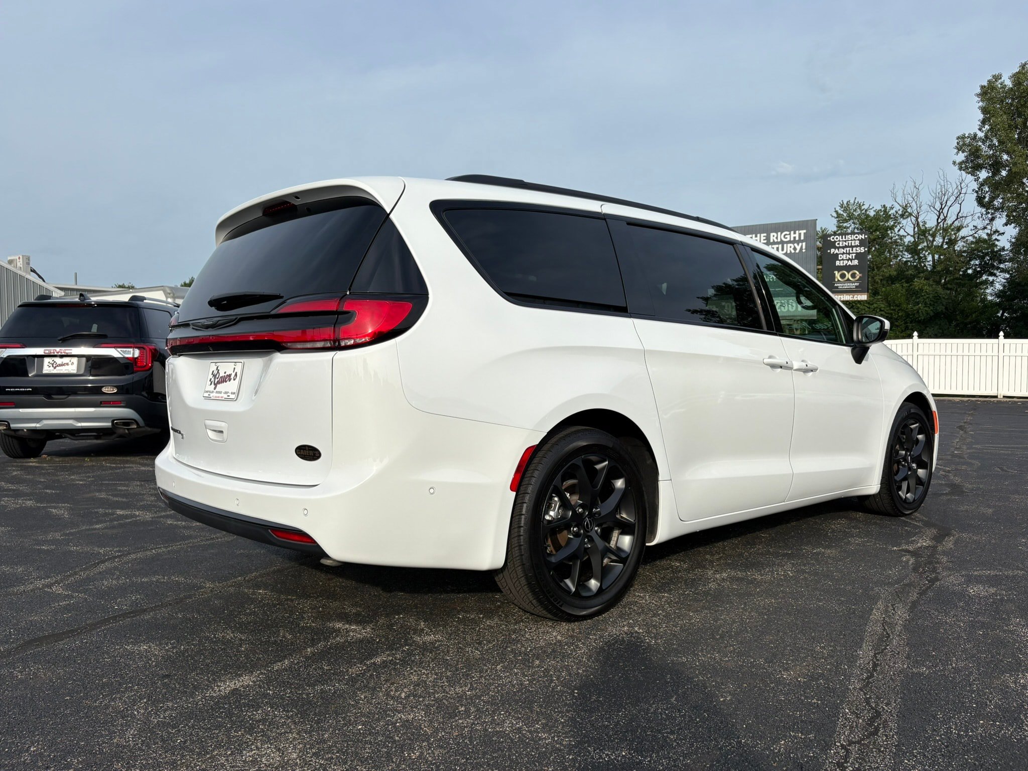 Used 2023 Chrysler Pacifica Touring-L w/ S Appearance Package FWD image 3