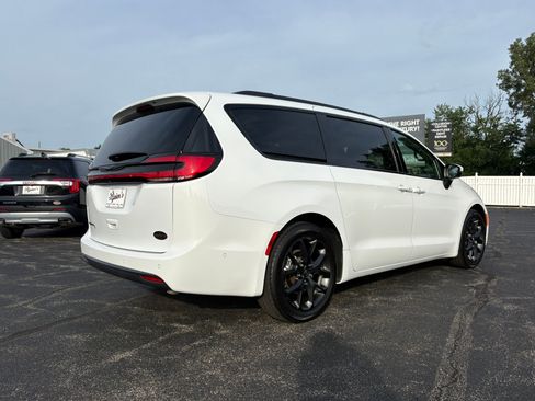 Used 2023 Chrysler Pacifica Touring-L w/ S Appearance Package FWD image 3