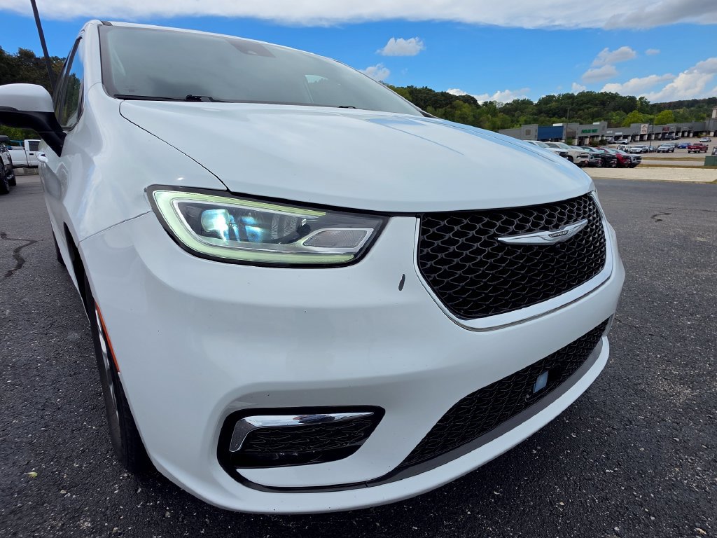 Used 2023 Chrysler Pacifica Touring-L FWD image 12