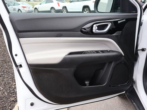 Used 2025 Jeep Compass Limited image 23