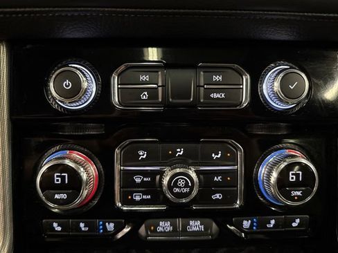 Used 2021 GMC Yukon XL Denali w/ Denali Premium Package AWD/4WD image 18