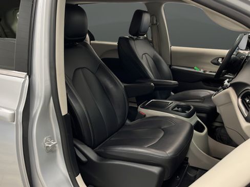 Used 2024 Chrysler Pacifica Touring-L FWD image 23