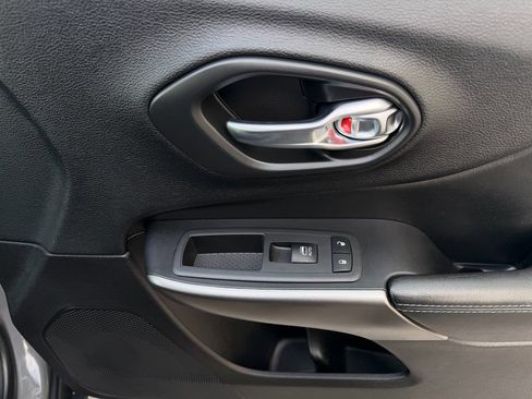 Used 2020 Jeep Cherokee Latitude Plus image 24