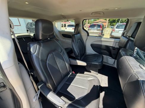 Used 2020 Chrysler Voyager Lxi FWD image 27