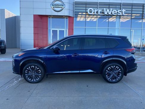 Used 2024 Nissan Rogue Platinum w/ Platinum Premium Package image 2