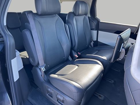 Used 2022 Kia Carnival SX Prestige image 41