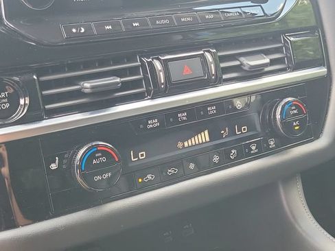 Used 2025 Nissan Pathfinder SL AWD/4WD image 17