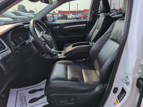 Used 2019 Toyota Highlander XLE w/ Carpet Mat Package (TMS) AWD/4WD image 9