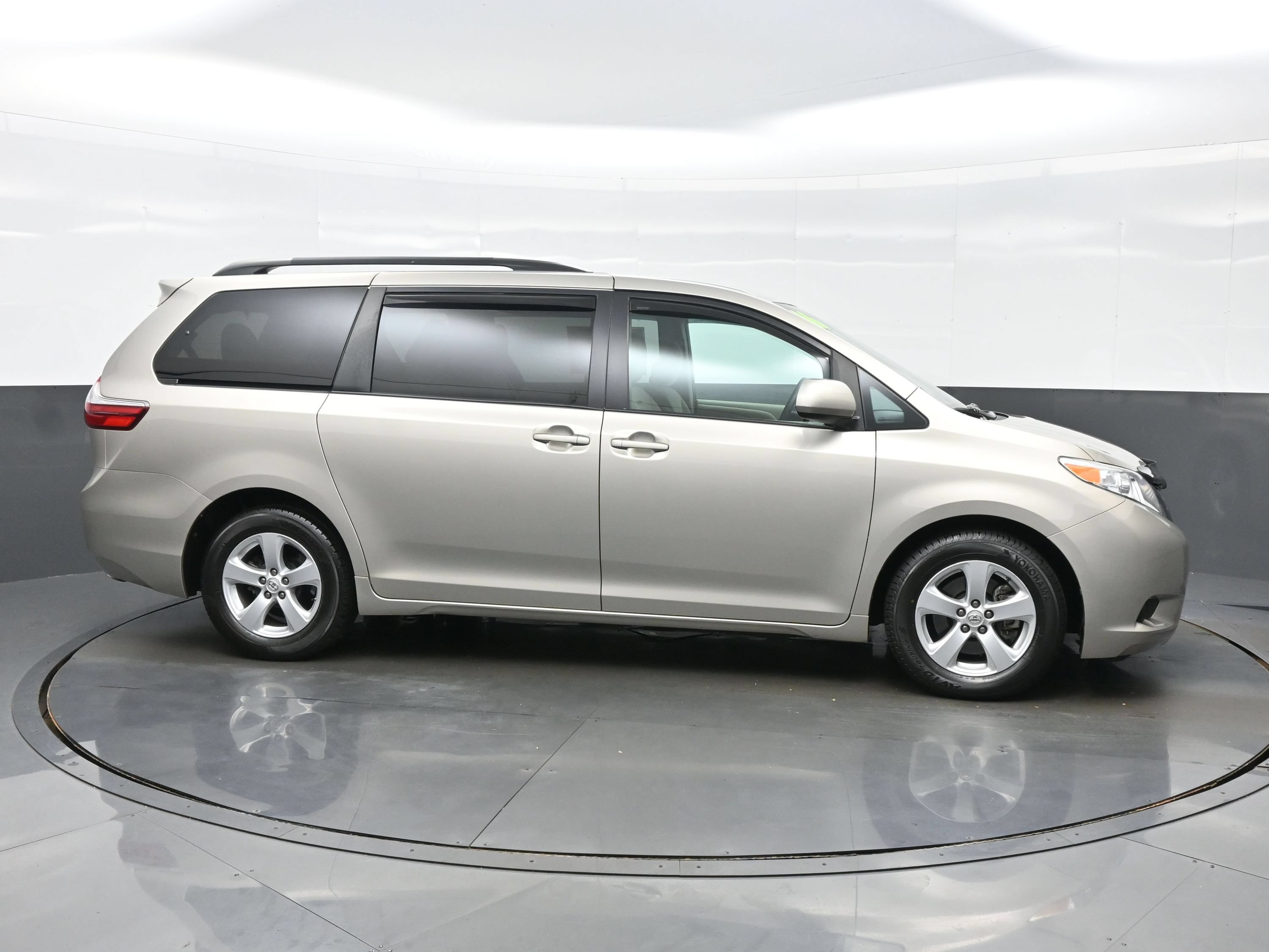 Used 2016 Toyota Sienna LE FWD image 7