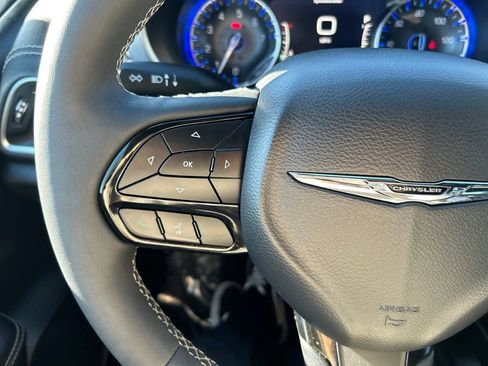 Used 2025 Chrysler Pacifica Limited image 23