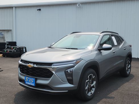 Used 2024 Chevrolet Trax LT w/ Driver Confidence Package FWD image 1