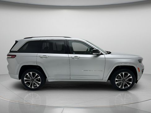 Used 2023 Jeep Grand Cherokee Overland AWD/4WD image 3